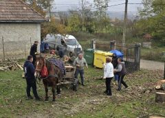 Mobilizare la Feiurdeni, înainte de venirea iernii! Localnicii au pregătit lemnele pentru încălzirea școlii